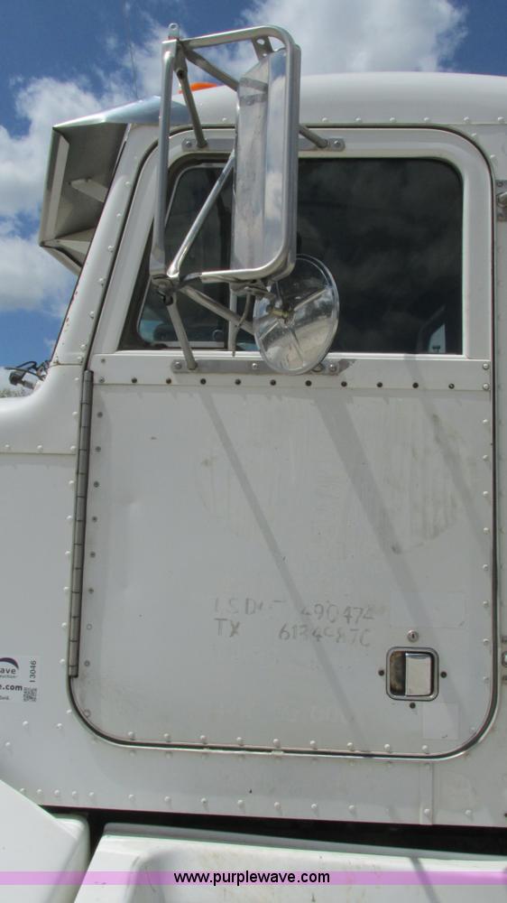 image for item I3046 1999 Peterbilt 377 semi truck