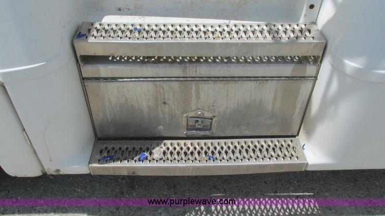 image for item I3046 1999 Peterbilt 377 semi truck