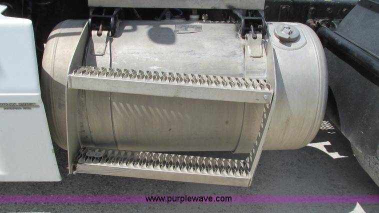 image for item I3046 1999 Peterbilt 377 semi truck