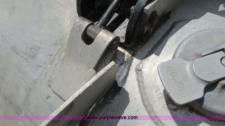 image for item I3046 1999 Peterbilt 377 semi truck