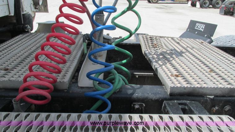 image for item I3046 1999 Peterbilt 377 semi truck