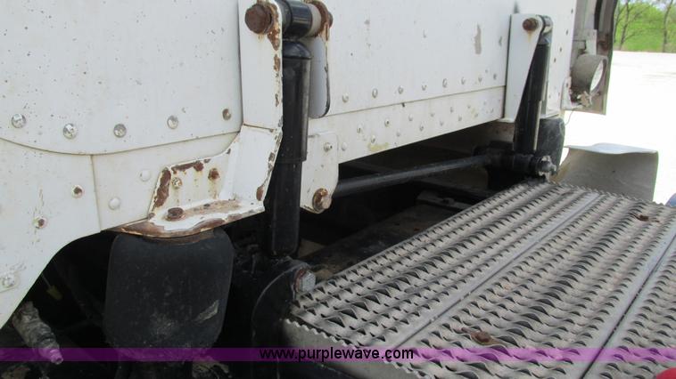 image for item I3046 1999 Peterbilt 377 semi truck