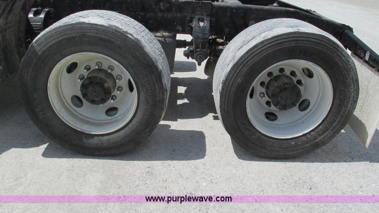 image for item I3046 1999 Peterbilt 377 semi truck