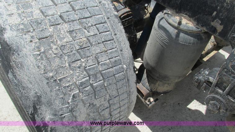 image for item I3046 1999 Peterbilt 377 semi truck