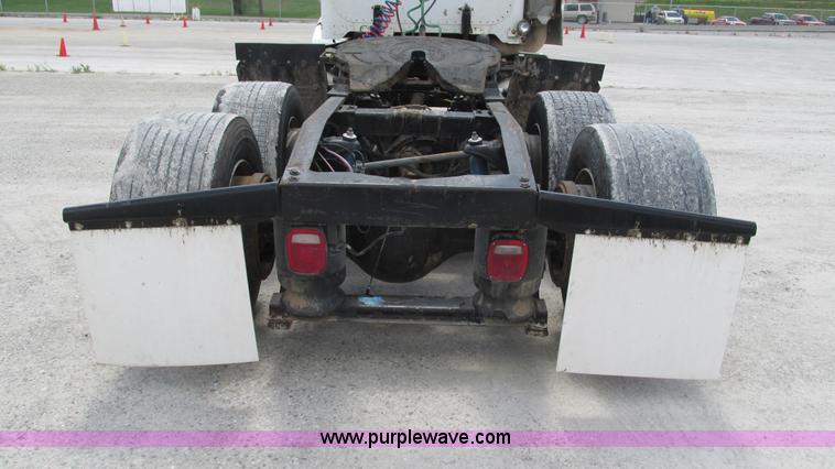 image for item I3046 1999 Peterbilt 377 semi truck