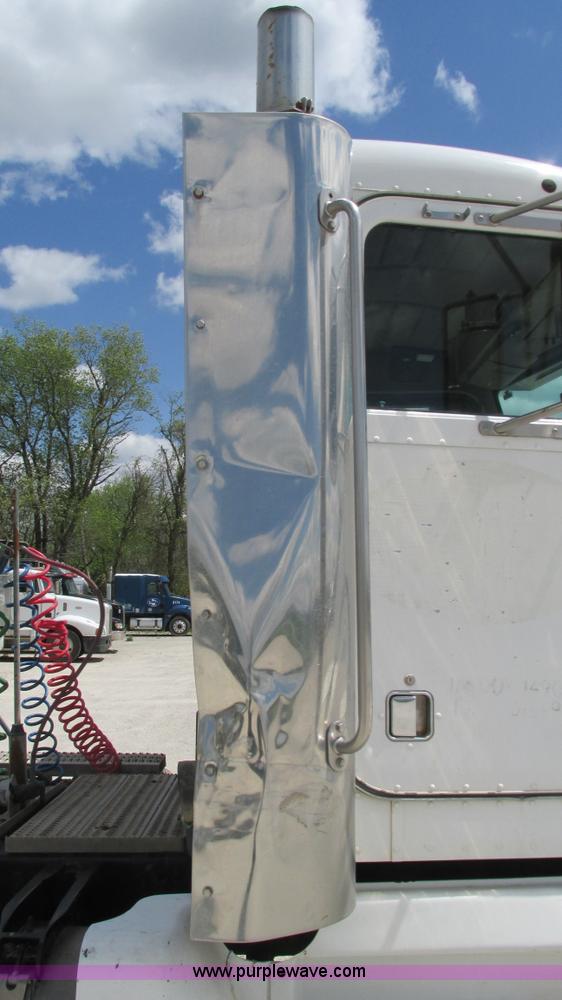image for item I3046 1999 Peterbilt 377 semi truck