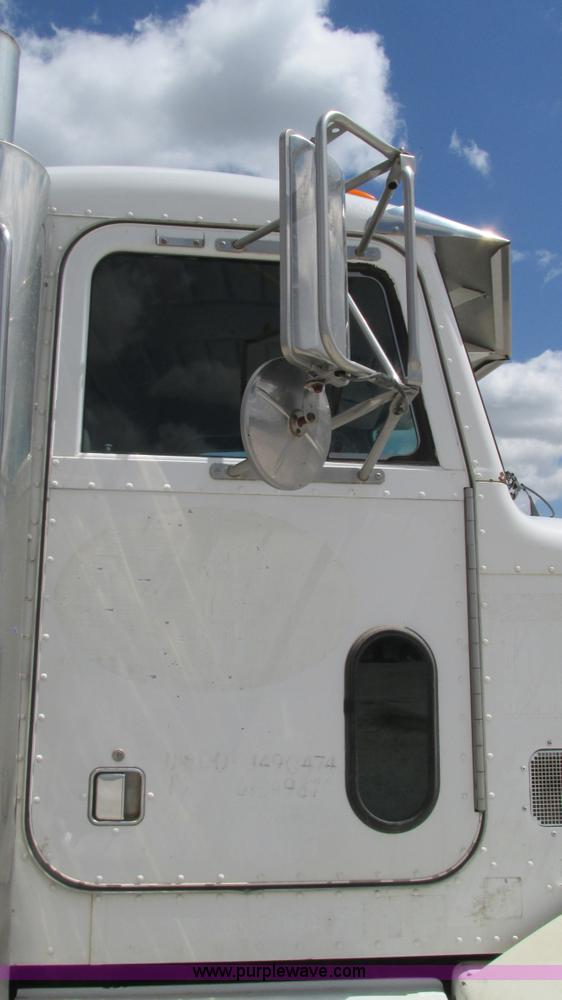 image for item I3046 1999 Peterbilt 377 semi truck