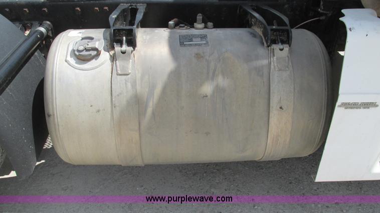 image for item I3046 1999 Peterbilt 377 semi truck