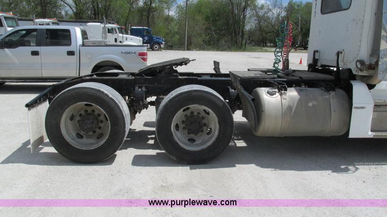 image for item I3046 1999 Peterbilt 377 semi truck