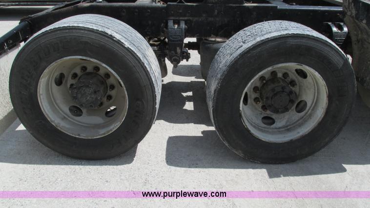 image for item I3046 1999 Peterbilt 377 semi truck