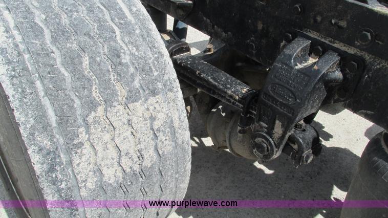 image for item I3046 1999 Peterbilt 377 semi truck