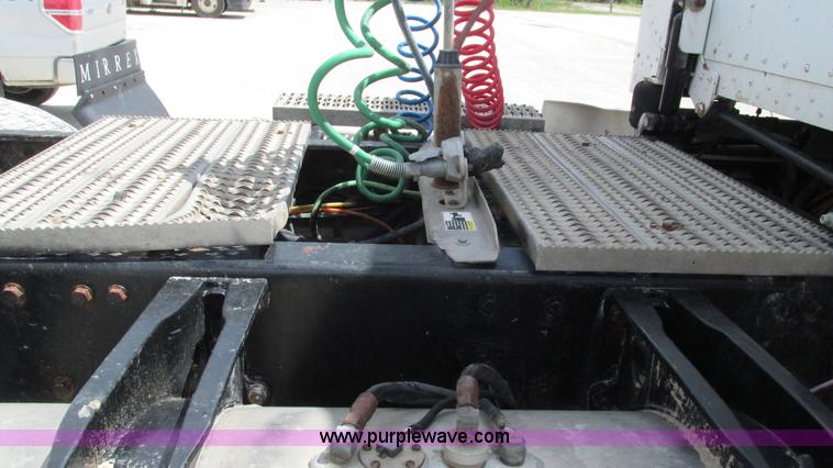 image for item I3046 1999 Peterbilt 377 semi truck