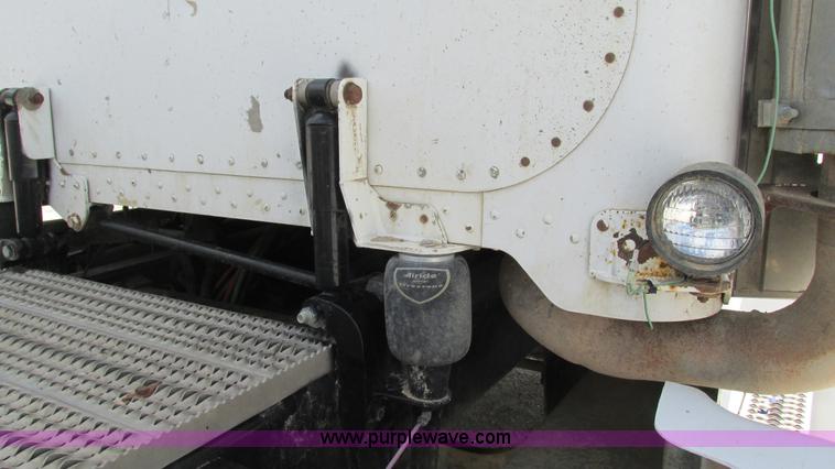 image for item I3046 1999 Peterbilt 377 semi truck