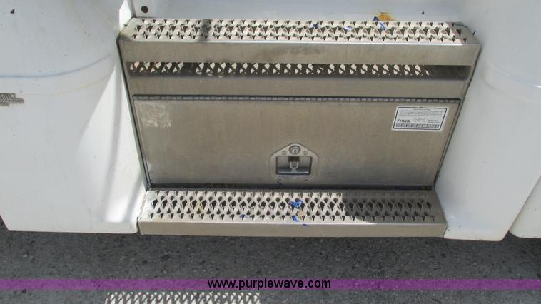 image for item I3046 1999 Peterbilt 377 semi truck