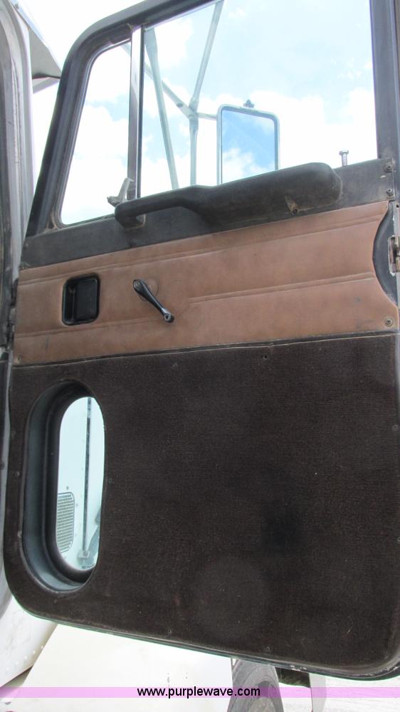 image for item I3046 1999 Peterbilt 377 semi truck