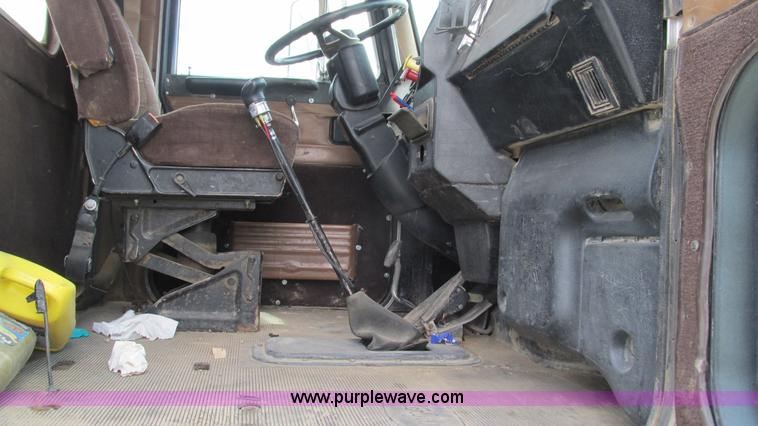 image for item I3046 1999 Peterbilt 377 semi truck