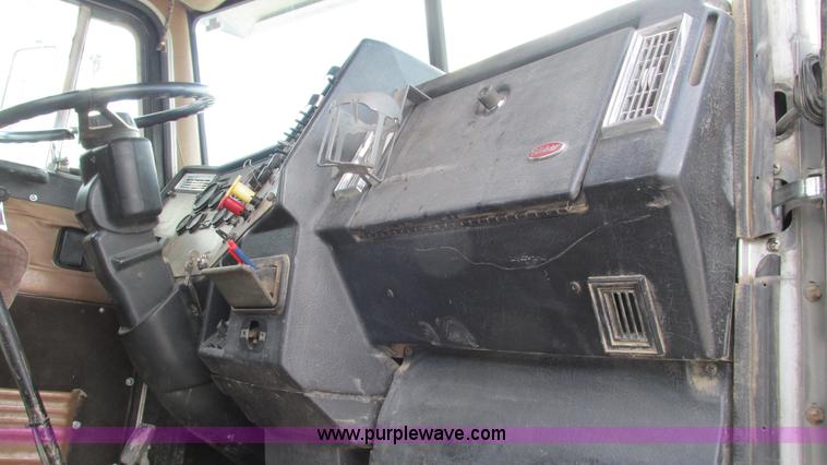 image for item I3046 1999 Peterbilt 377 semi truck