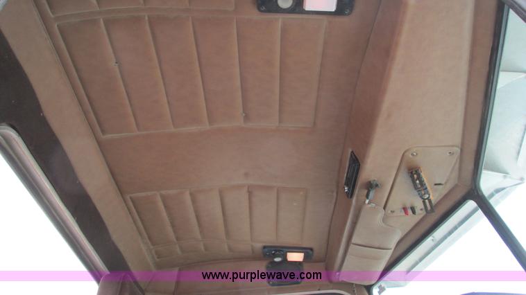 image for item I3046 1999 Peterbilt 377 semi truck