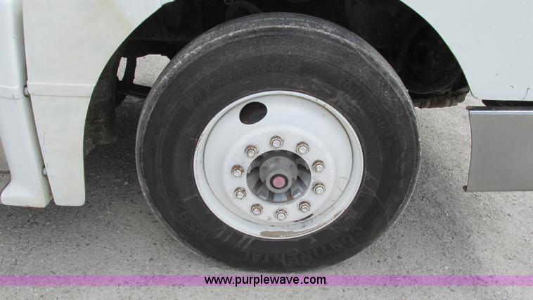 image for item I3046 1999 Peterbilt 377 semi truck