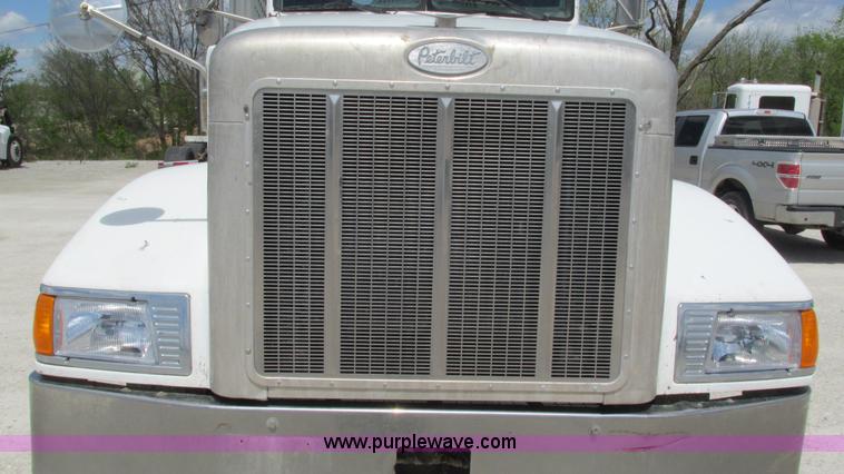 image for item I3046 1999 Peterbilt 377 semi truck