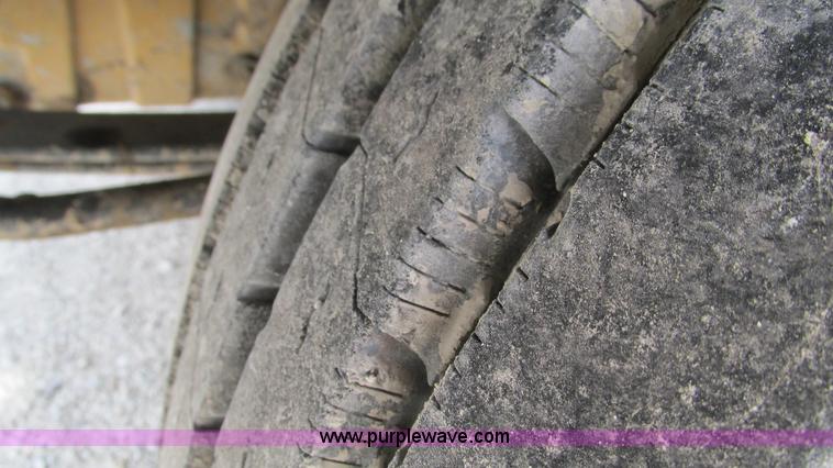 image for item I3046 1999 Peterbilt 377 semi truck