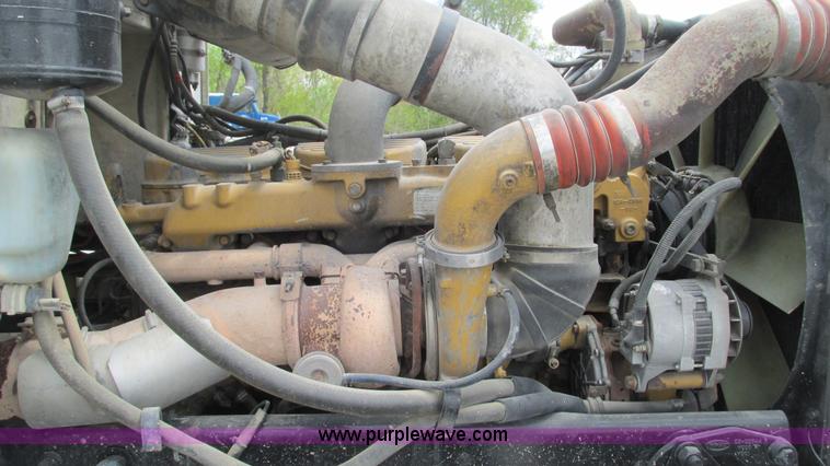 image for item I3046 1999 Peterbilt 377 semi truck