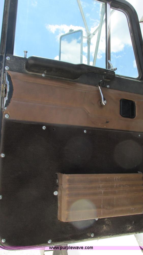 image for item I3046 1999 Peterbilt 377 semi truck