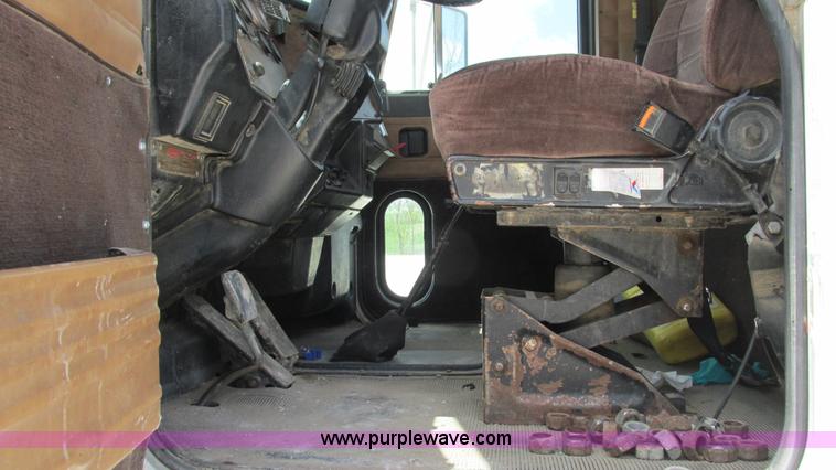 image for item I3046 1999 Peterbilt 377 semi truck