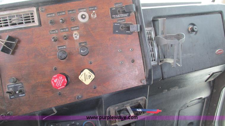 image for item I3046 1999 Peterbilt 377 semi truck