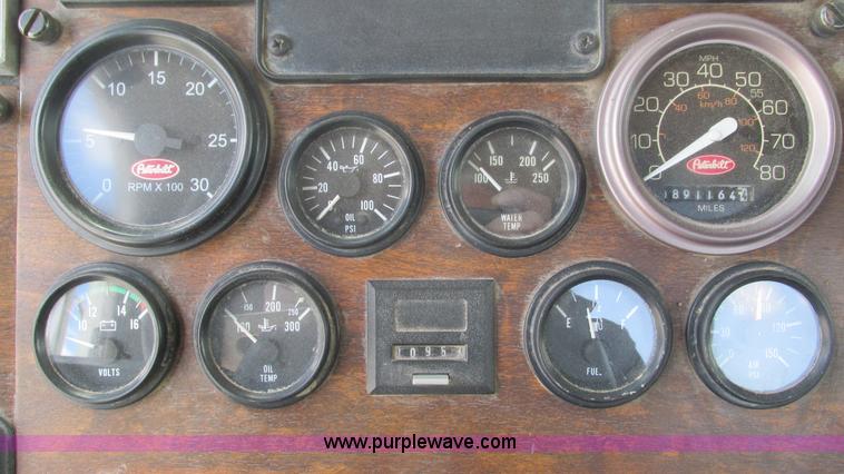 image for item I3046 1999 Peterbilt 377 semi truck