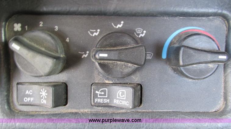 image for item I3046 1999 Peterbilt 377 semi truck