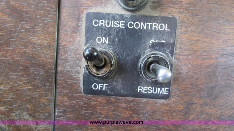 image for item I3046 1999 Peterbilt 377 semi truck