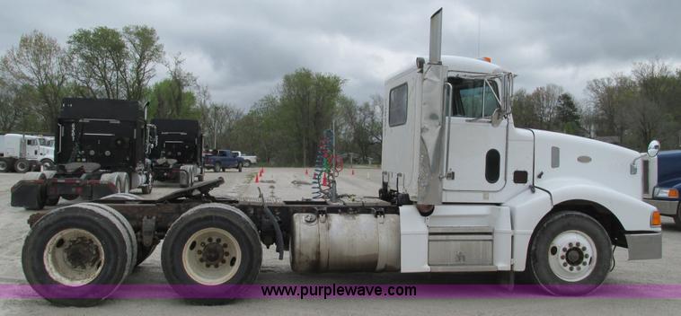 image for item I3048 1999 Peterbilt 377 semi truck