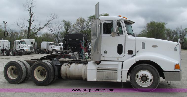 image for item I3048 1999 Peterbilt 377 semi truck