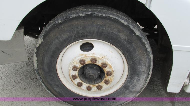 image for item I3048 1999 Peterbilt 377 semi truck