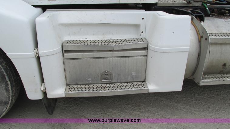 image for item I3048 1999 Peterbilt 377 semi truck