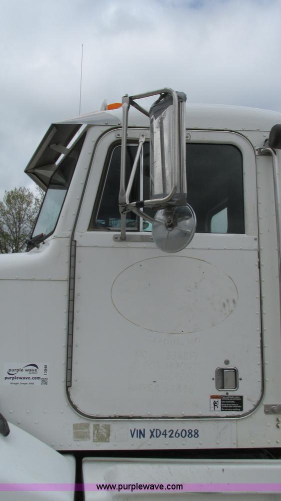 image for item I3048 1999 Peterbilt 377 semi truck