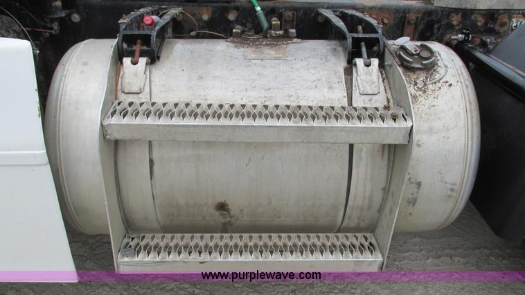 image for item I3048 1999 Peterbilt 377 semi truck