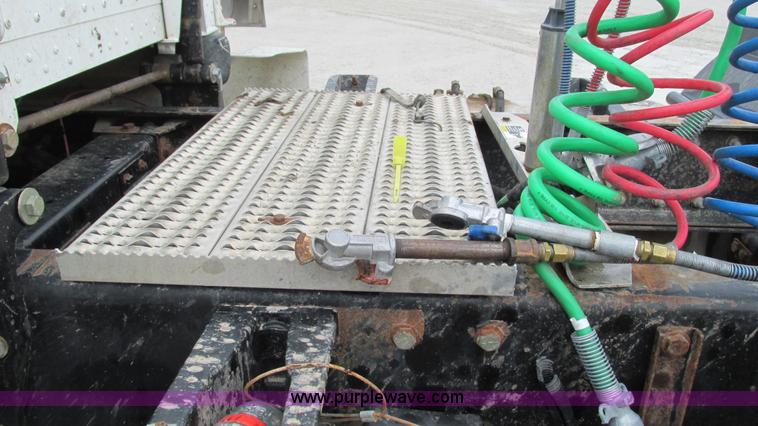 image for item I3048 1999 Peterbilt 377 semi truck