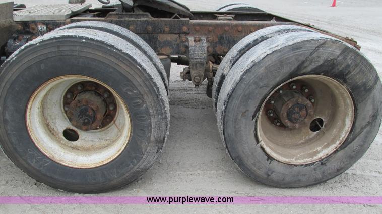 image for item I3048 1999 Peterbilt 377 semi truck