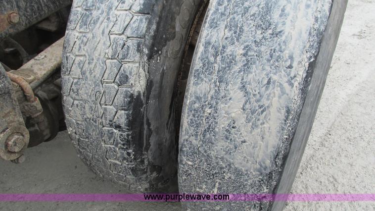 image for item I3048 1999 Peterbilt 377 semi truck