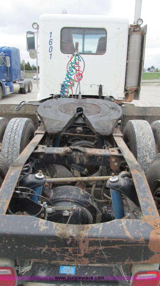 image for item I3048 1999 Peterbilt 377 semi truck