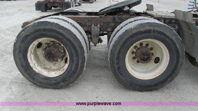 image for item I3048 1999 Peterbilt 377 semi truck