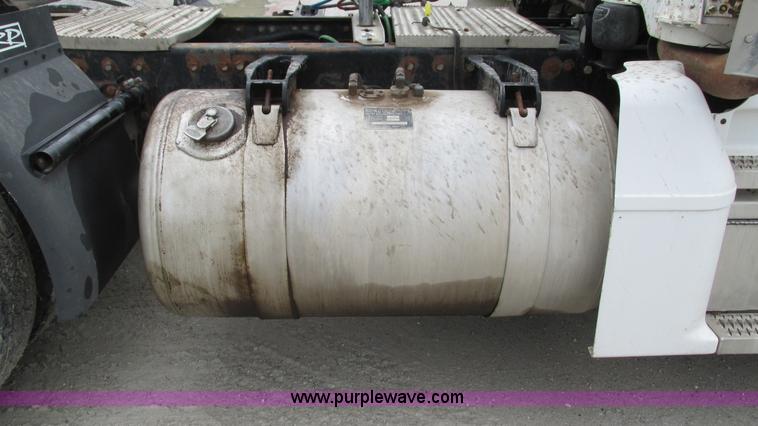 image for item I3048 1999 Peterbilt 377 semi truck