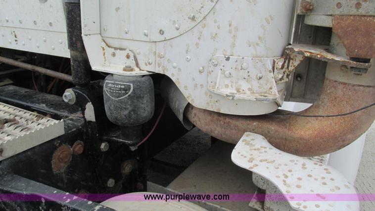 image for item I3048 1999 Peterbilt 377 semi truck