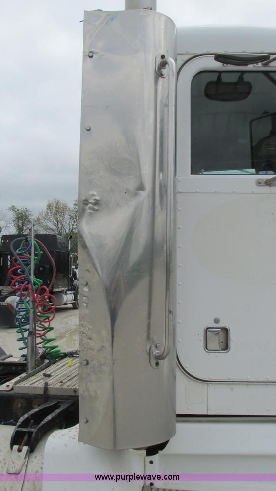 image for item I3048 1999 Peterbilt 377 semi truck