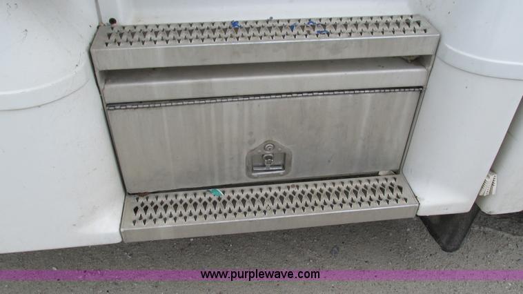 image for item I3048 1999 Peterbilt 377 semi truck