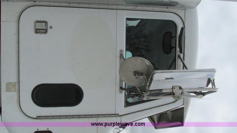 image for item I3048 1999 Peterbilt 377 semi truck