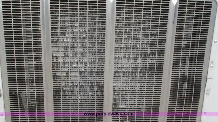 image for item I3048 1999 Peterbilt 377 semi truck