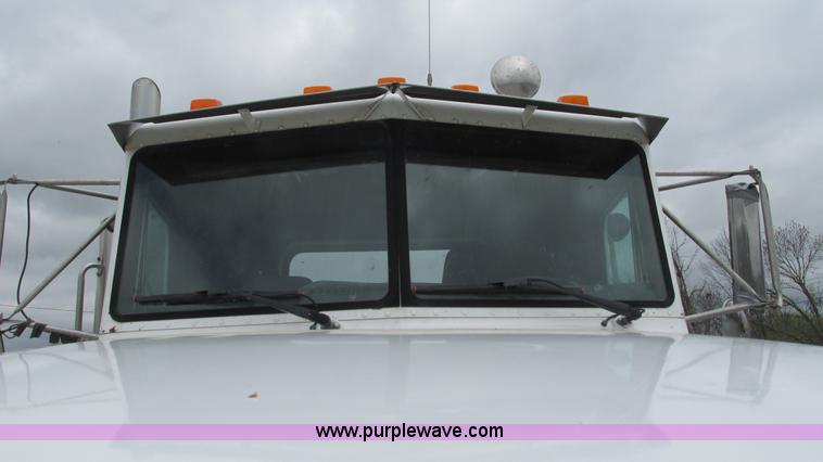 image for item I3048 1999 Peterbilt 377 semi truck